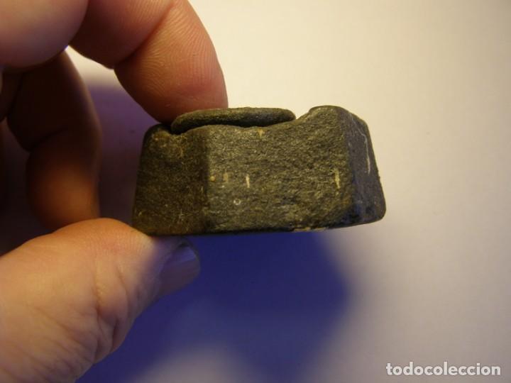 Antig&uuml;edades: Pesa de balanza antigua, de 200 gramos. - Foto 3