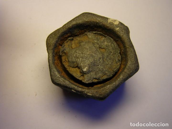 Antig&uuml;edades: Pesa de balanza antigua, de 200 gramos. - Foto 4