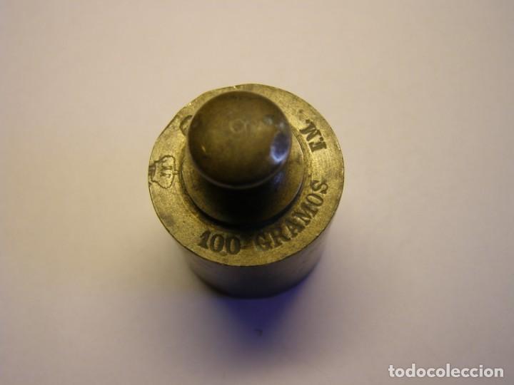Antig&uuml;edades: Pesa de balanza antigua, de 100 gramos. - Foto 2