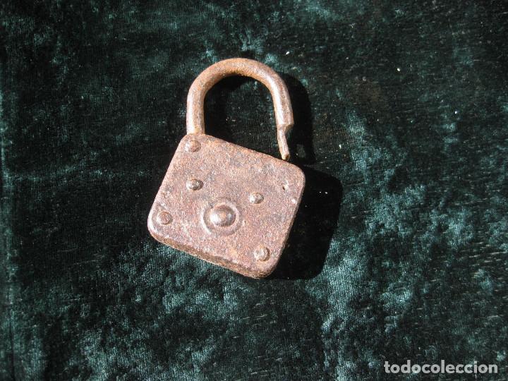 Antig&uuml;edades: Candado antiguo. Sin llave. - Foto 2