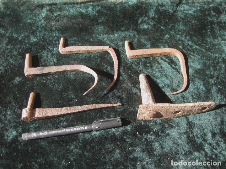 Antig&uuml;edades: Conjunto de bisagras antiguas en forja. - Foto 1