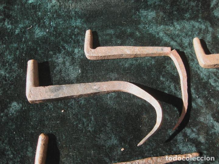 Antig&uuml;edades: Conjunto de bisagras antiguas en forja. - Foto 2
