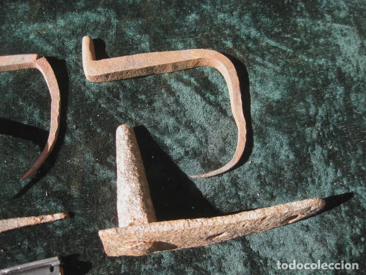 Antig&uuml;edades: Conjunto de bisagras antiguas en forja. - Foto 3
