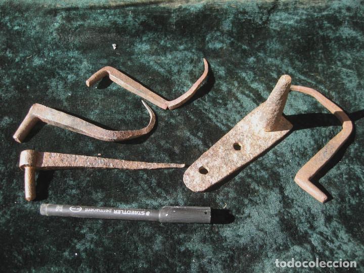 Antig&uuml;edades: Conjunto de bisagras antiguas en forja. - Foto 4