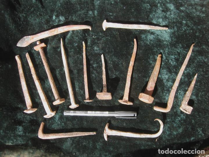 Antig&uuml;edades: Conjunto de clavos antiguos de forja. - Foto 1