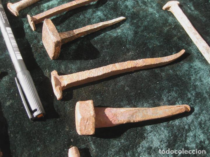 Antig&uuml;edades: Conjunto de clavos antiguos de forja. - Foto 3