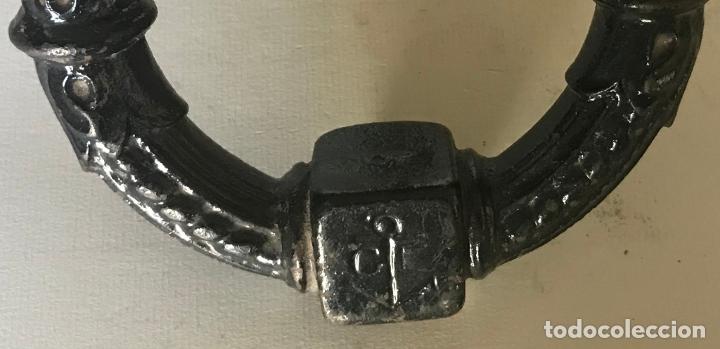 Antig&uuml;edades: Aldaba de puerta francesa de hierro de finales del siglo XIX. - Foto 4