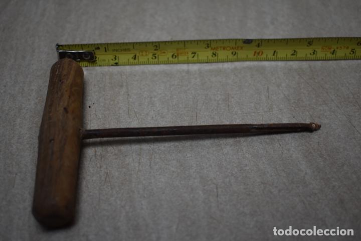 Antig&uuml;edades: Antiguo berbiqu&iacute; con mango de madera - Foto 4