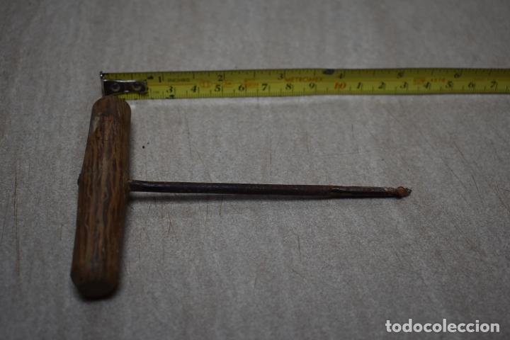 Antig&uuml;edades: Antiguo berbiqu&iacute; con mango de madera - Foto 2