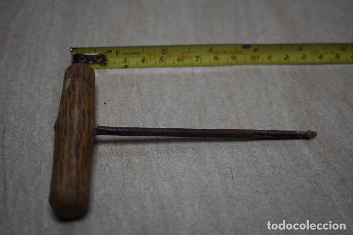 Antig&uuml;edades: Antiguo berbiqu&iacute; con mango de madera - Foto 1