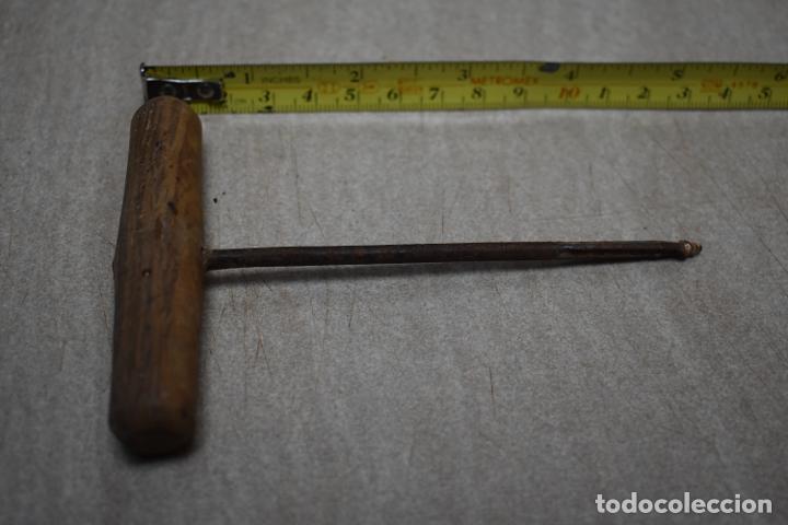 Antig&uuml;edades: Antiguo berbiqu&iacute; con mango de madera - Foto 3