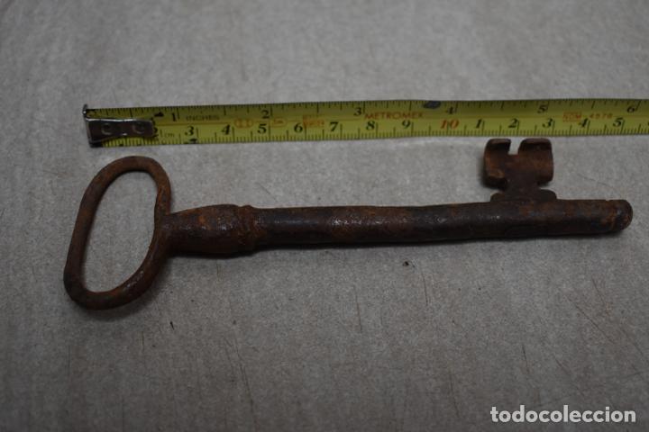 Antig&uuml;edades: Antigua llave de hierro - Foto 2