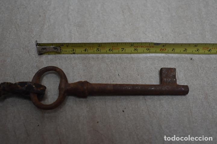 Antig&uuml;edades: Antigua llave de hierro - Foto 2