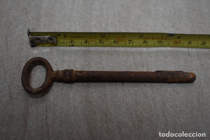 Antig&uuml;edades: Antigua llave de hierro - Foto 2