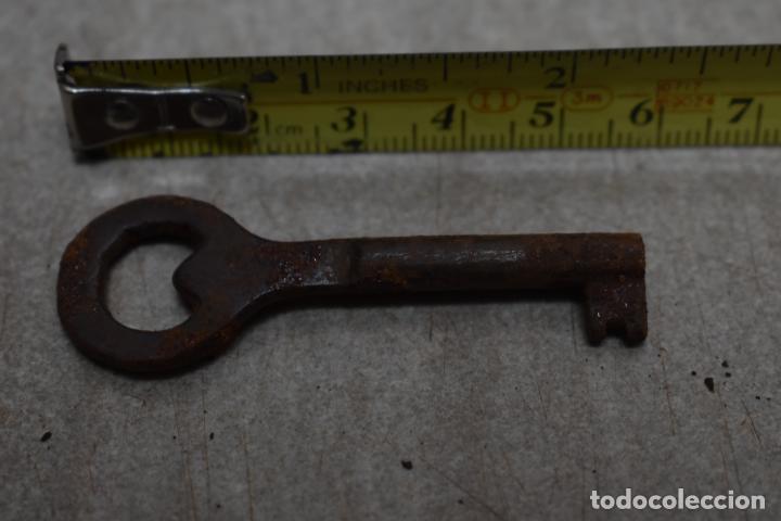 Antig&uuml;edades: Antigua llave de hierro peque&ntilde;a - Foto 1
