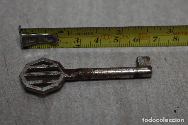Antig&uuml;edades: Antigua llave de metal peque&ntilde;a - Foto 1