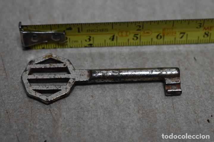 Antig&uuml;edades: Antigua llave de metal peque&ntilde;a - Foto 2