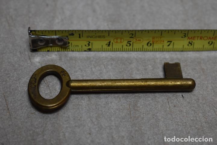 Antig&uuml;edades: Llave de metal peque&ntilde;a - Foto 2