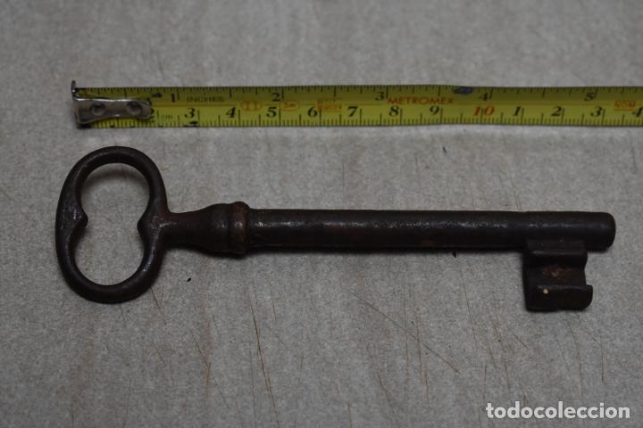 Antig&uuml;edades: Antigua llave de hierro 13 cm - Foto 2