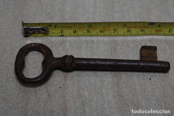 Antig&uuml;edades: Antigua llave de hierro 11 cm - Foto 2