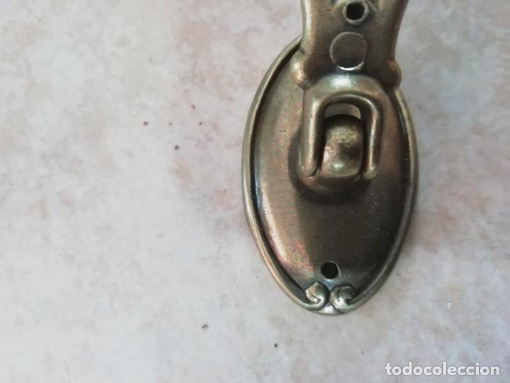 Antig&uuml;edades: 12 tiradores de bronce - Foto 2