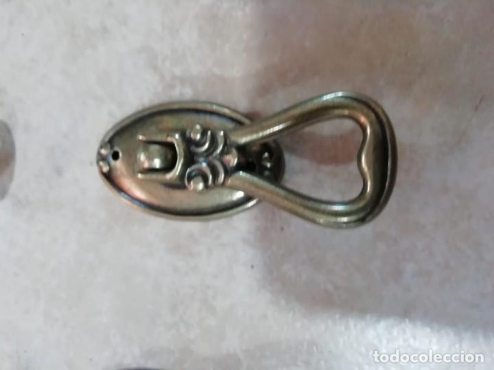 Antig&uuml;edades: 12 tiradores de bronce - Foto 4