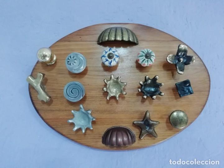 Antig&uuml;edades: expositor coleccion de tiradores - Foto 1