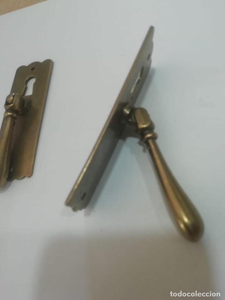Antig&uuml;edades: dos tiradores de bronce con hueco para llave - Foto 2