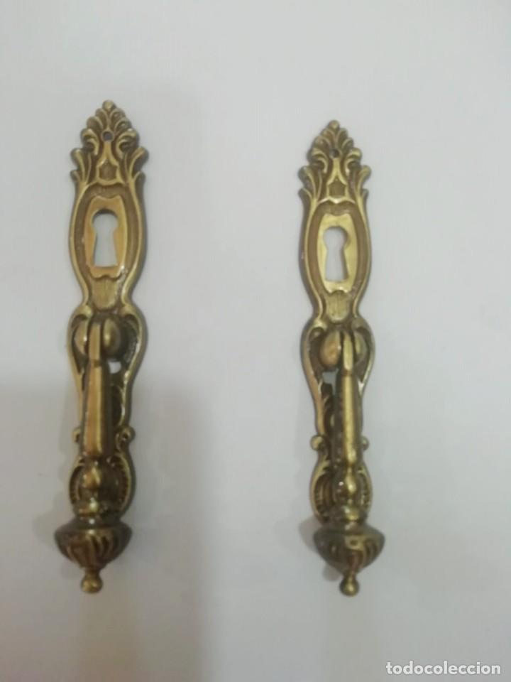Antig&uuml;edades: dos tiradores de bronce con hueco para llave - Foto 3