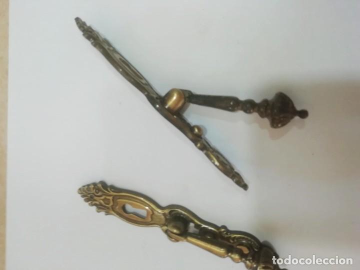 Antig&uuml;edades: dos tiradores de bronce con hueco para llave - Foto 4
