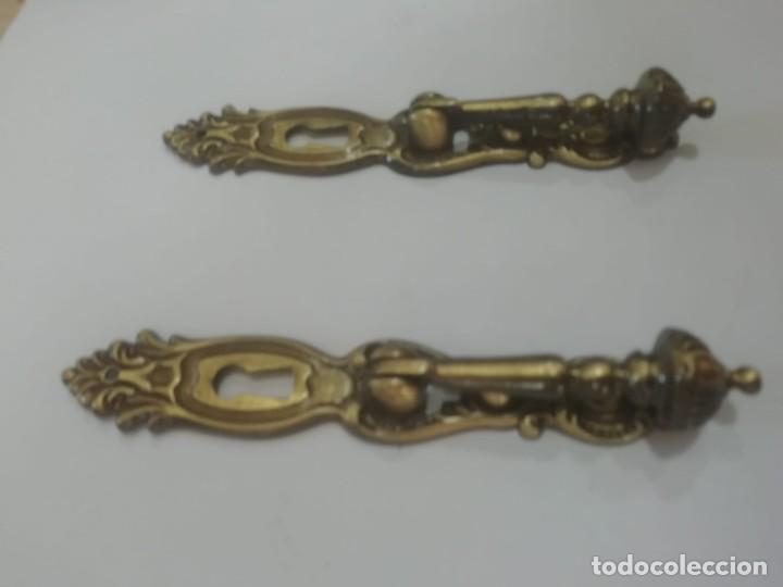 Antig&uuml;edades: dos tiradores de bronce con hueco para llave - Foto 5