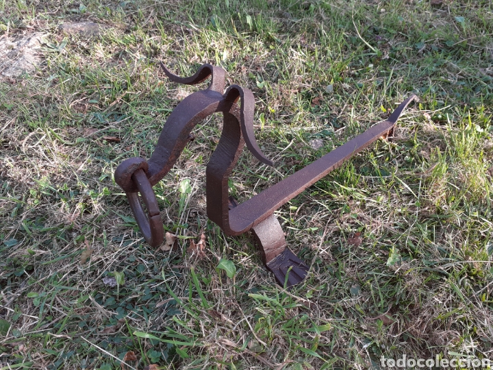 Antig&uuml;edades: ANTIGUO MORILLO DE HIERRO CON FORMA DE PERRO - FORJA - Foto 1