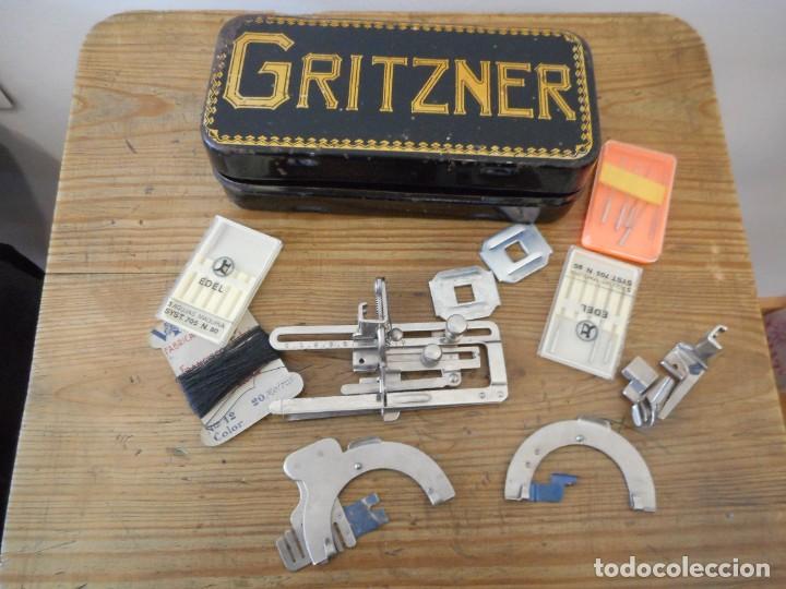 Antig&uuml;edades: Lata con accesorios de m&aacute;quina de coser Gritzner - Foto 2