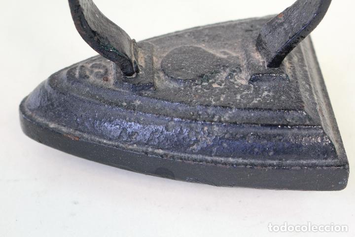 Antig&uuml;edades: plancha antigua de hierro n&ordm;3 con base curva - Foto 2