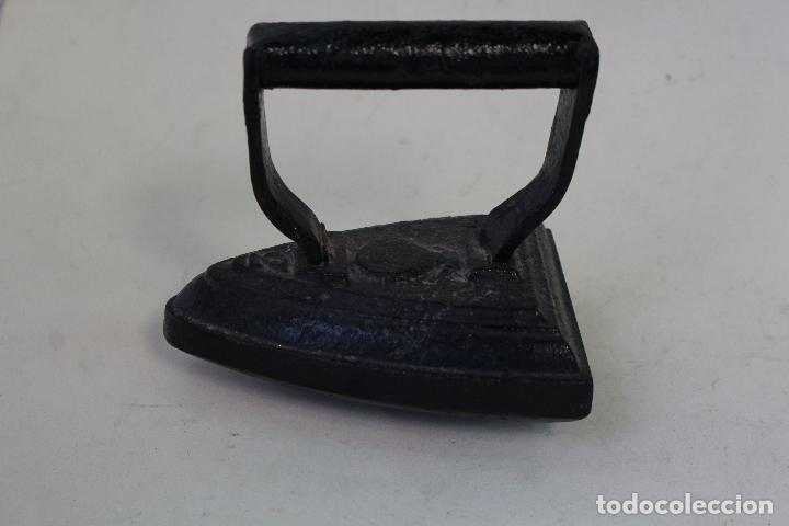 Antig&uuml;edades: plancha antigua de hierro n&ordm;3 con base curva - Foto 3
