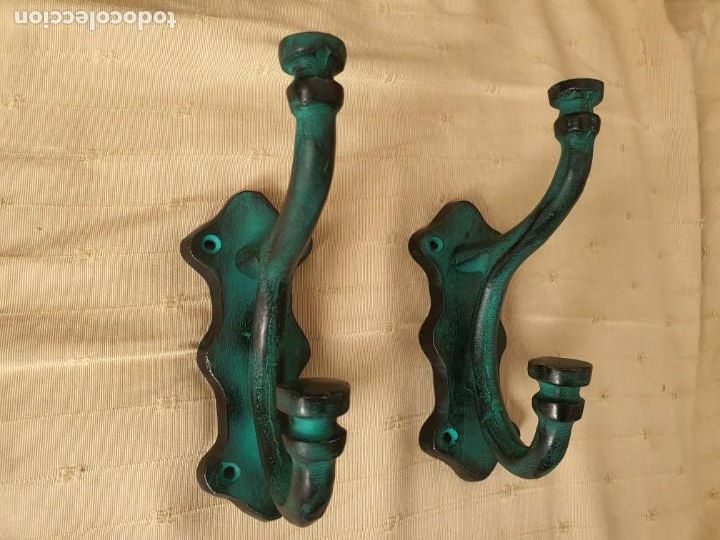 Antig&uuml;edades: JUEGO 2 PERCHAS METAL - Foto 3