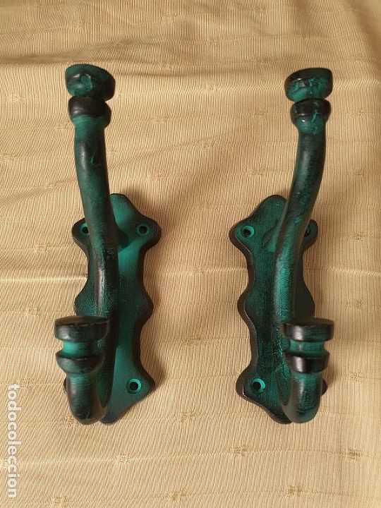 Antig&uuml;edades: JUEGO 2 PERCHAS METAL - Foto 1