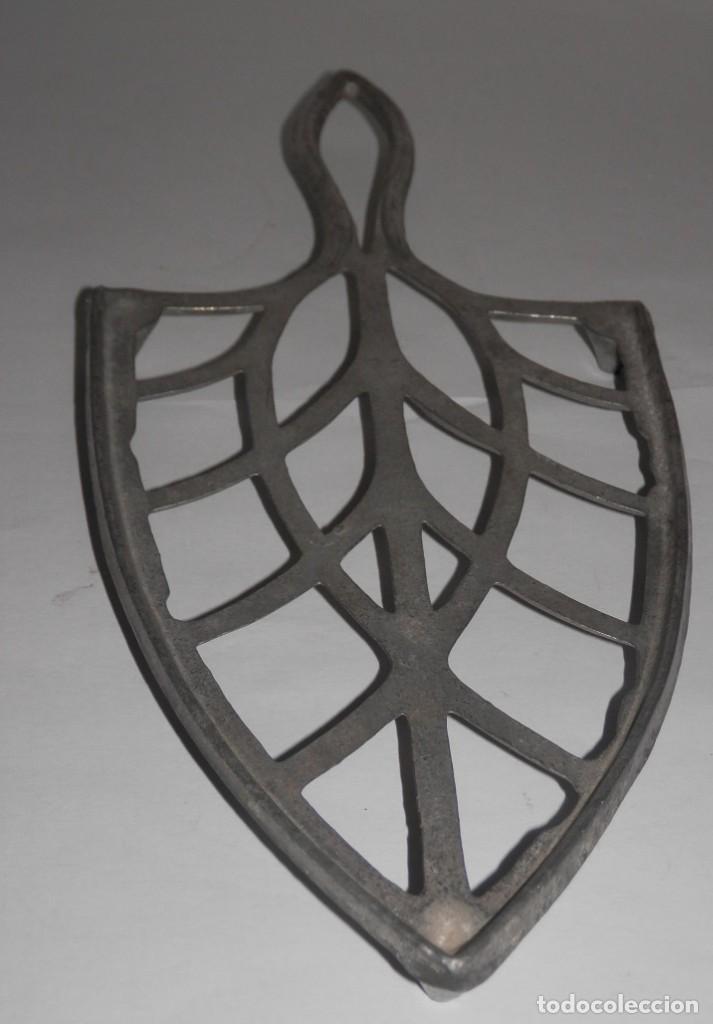 Antig&uuml;edades: SUPORTE PARA PLANCHA ANTIGUA - Foto 2