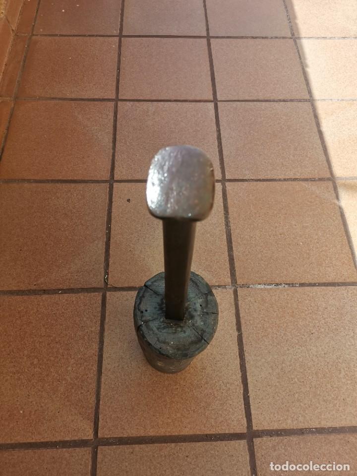 Antig&uuml;edades: YUNQUE DE ZAPATERO EN BASE DE MADERA - Foto 3
