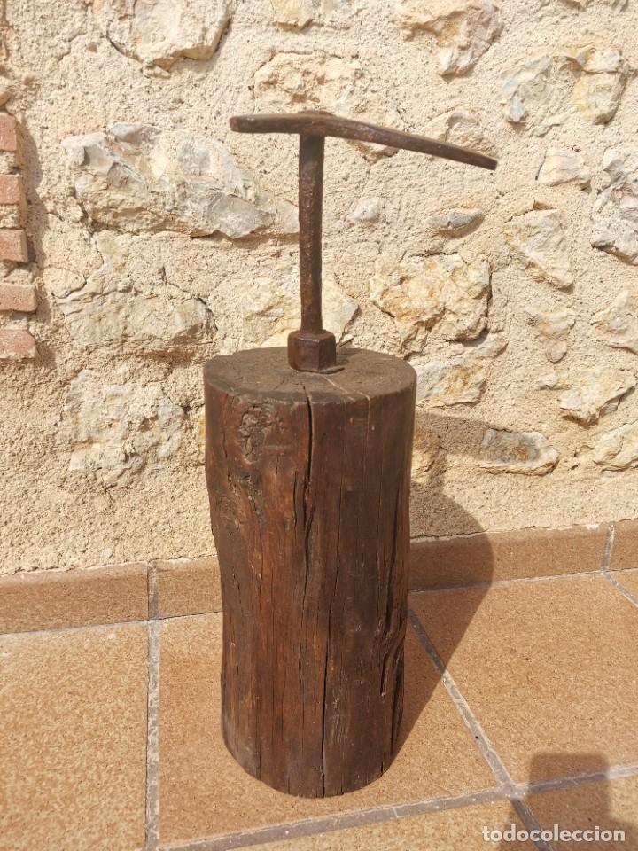 Antig&uuml;edades: YUNQUE DE ZAPATERO EN BASE DE MADERA - Foto 1