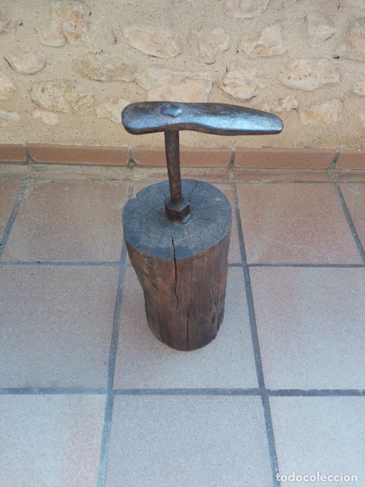 Antig&uuml;edades: YUNQUE DE ZAPATERO EN BASE DE MADERA - Foto 2
