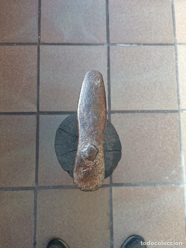 Antig&uuml;edades: YUNQUE DE ZAPATERO EN BASE DE MADERA - Foto 3