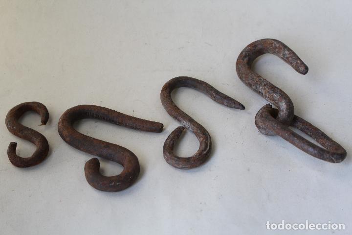 Antig&uuml;edades: 4 ganchos distintos hierro de forja - Foto 2