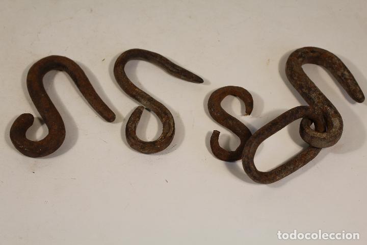 Antig&uuml;edades: 4 ganchos distintos hierro de forja - Foto 3