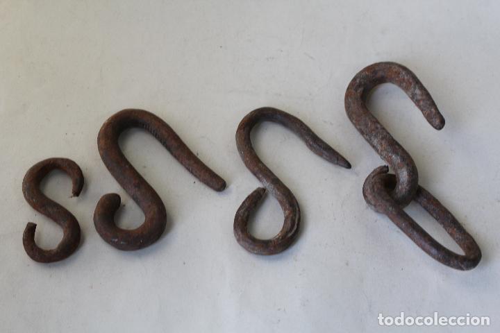 Antig&uuml;edades: 4 ganchos distintos hierro de forja - Foto 1