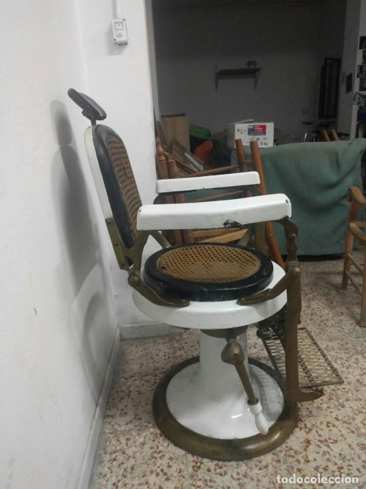 Antig&uuml;edades: SILL&Oacute;N &Ouml; SILLA DE BARBERO - Foto 2