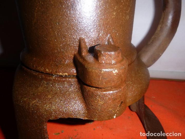Antig&uuml;edades: BOMBA SACA AGUA PARA DECORAR - Foto 2