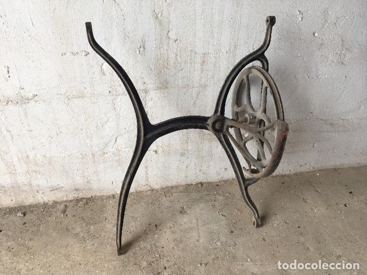 Antig&uuml;edades: PIE DE MAQUINA DE COSER - Foto 1