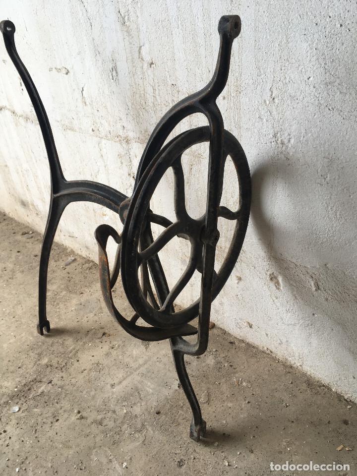 Antig&uuml;edades: PIE DE MAQUINA DE COSER - Foto 2