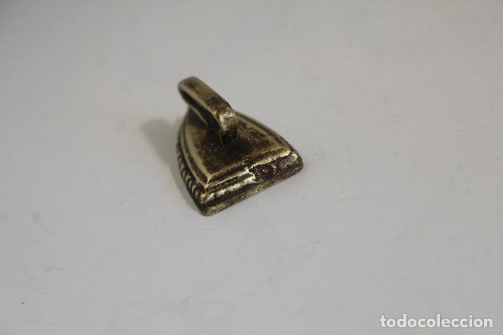 Antig&uuml;edades: plancha miniatura de bronce - Foto 2